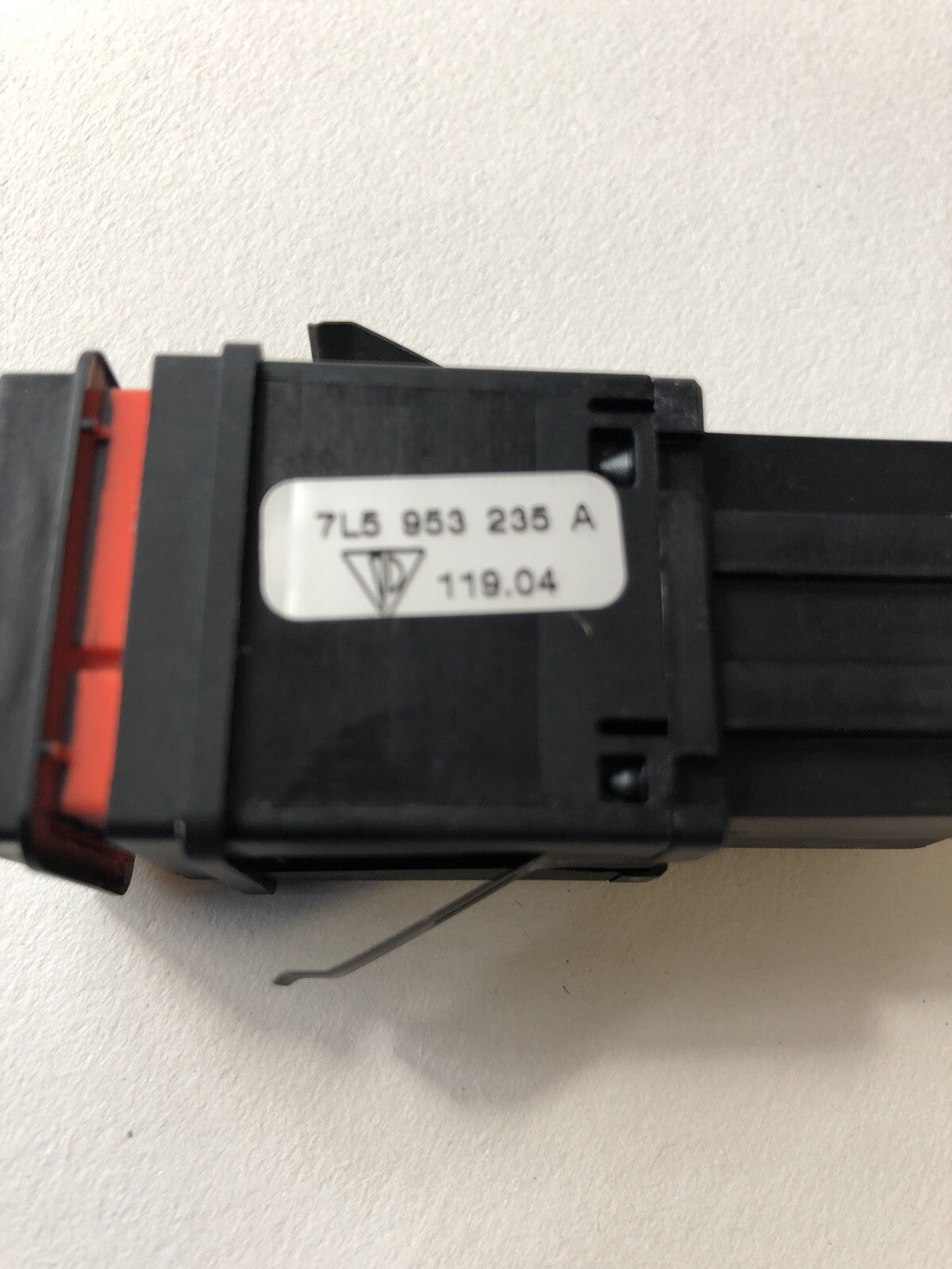 Hazard Warning Light Switch 7L5953235A from a Porsche 955 Cayenne 01-062