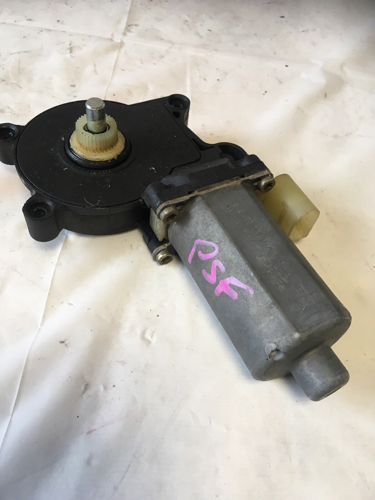 Electric Window Motor Left Side From a BMW E46 Coupe 2000 Blue0