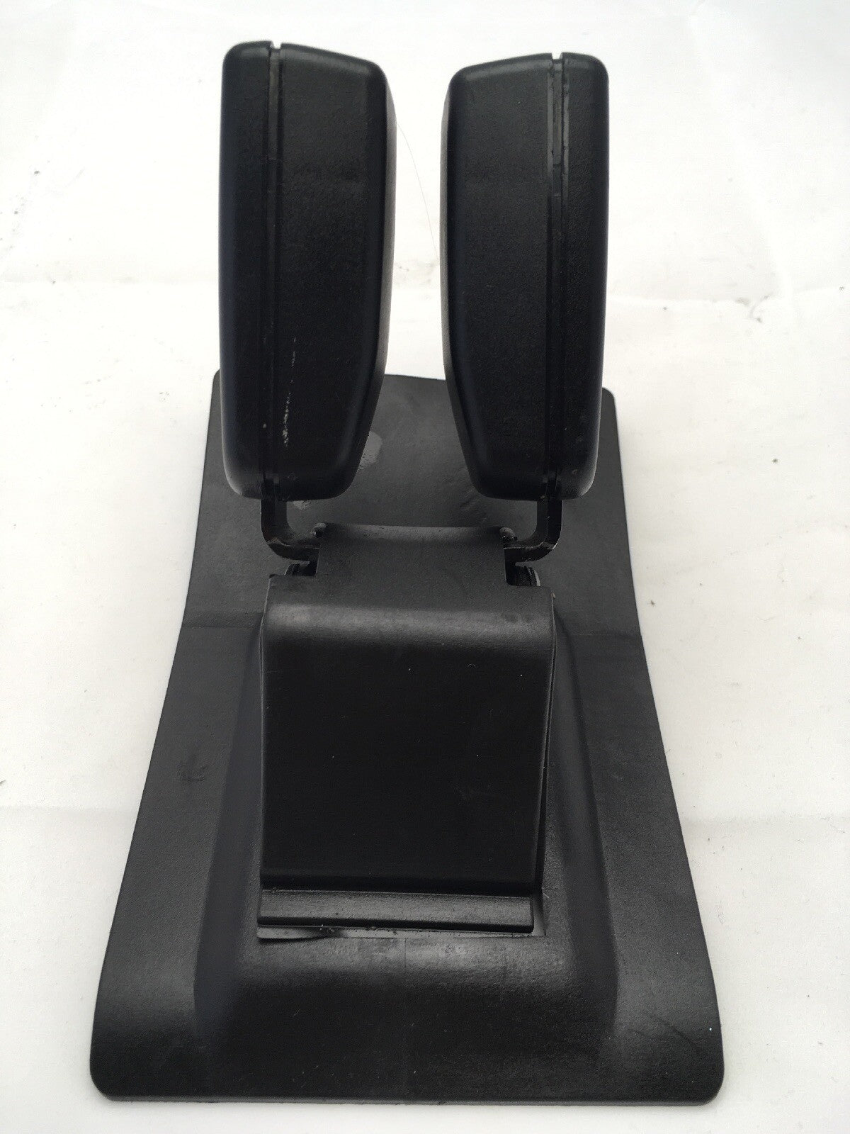 Rear Seat Belt Buckle  Double Clasp Clip 7055957 from a Mini R50 R52 R53 01-063