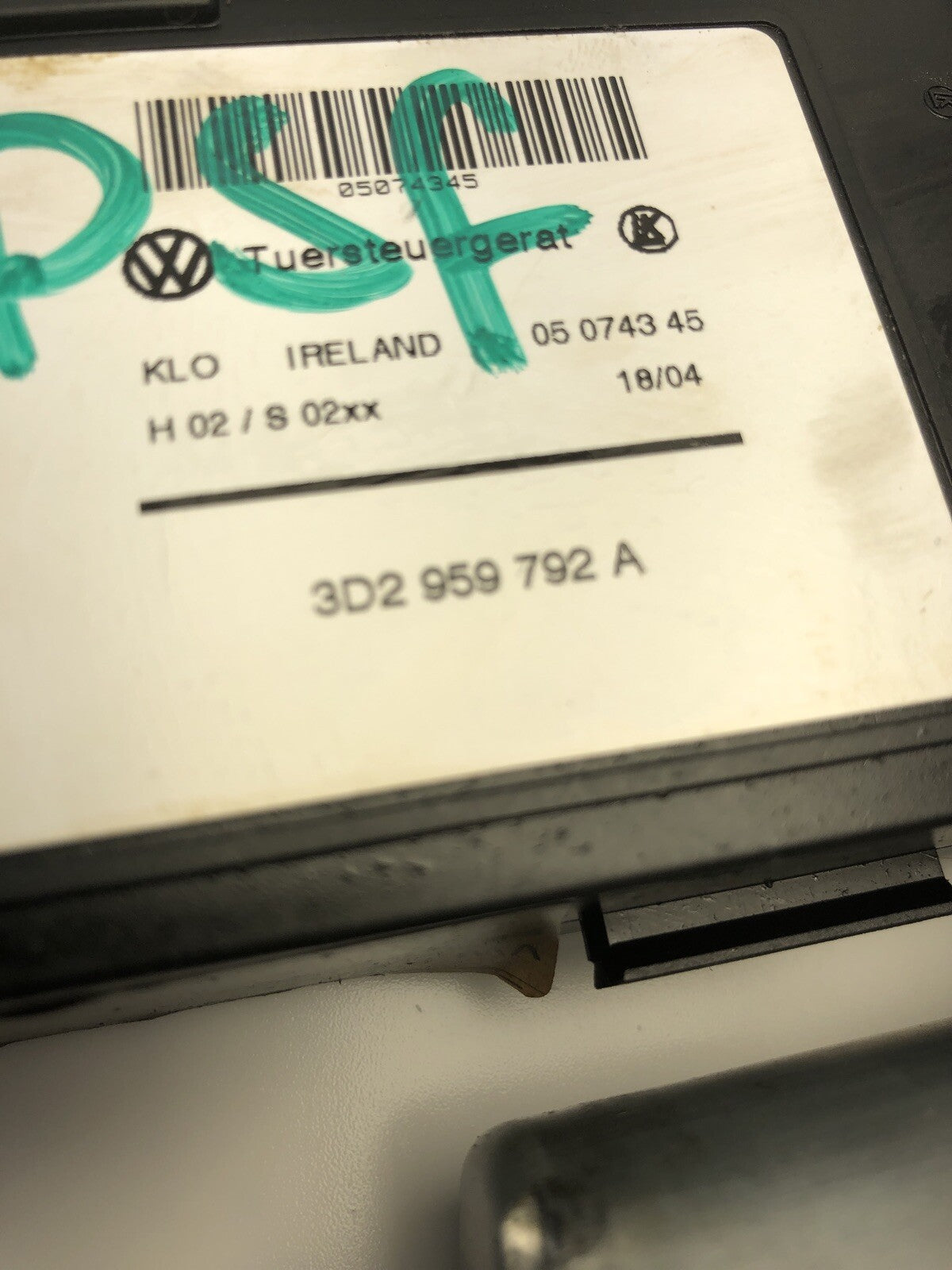 Front Left Electric Window Motor 7L0959792A from a Porsche 955 Cayenne 01-061