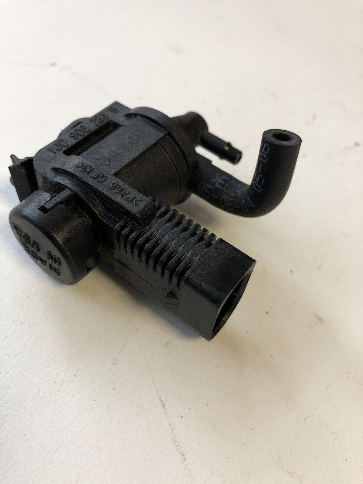 Vacuum Solenoid 1J0908283B from a Porsche 955 Cayenne 01-062