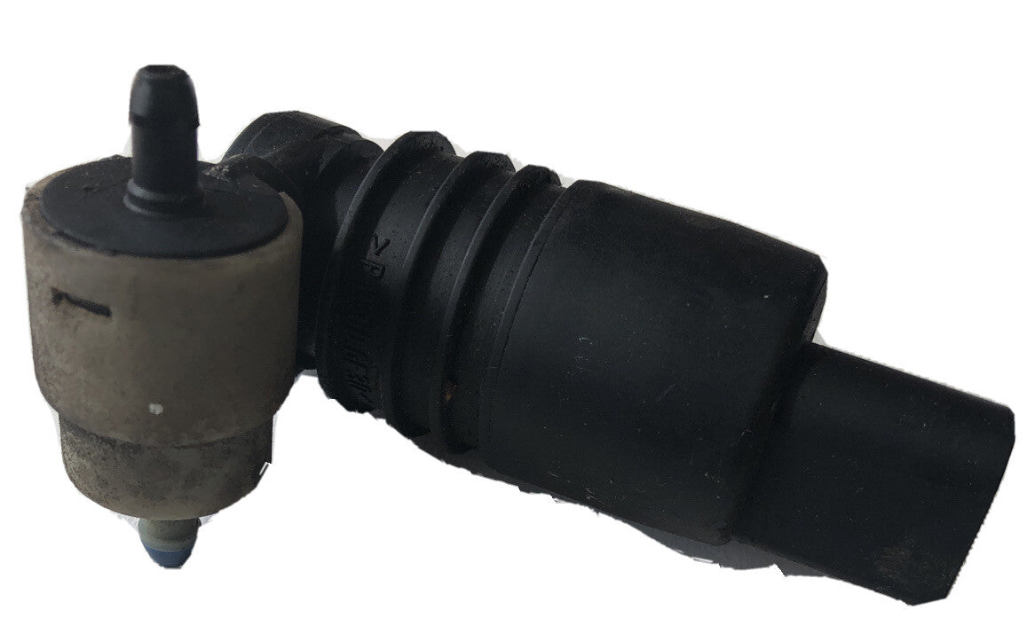 Washer Bottle Pump From a Porsche 955 Cayenne 01-061