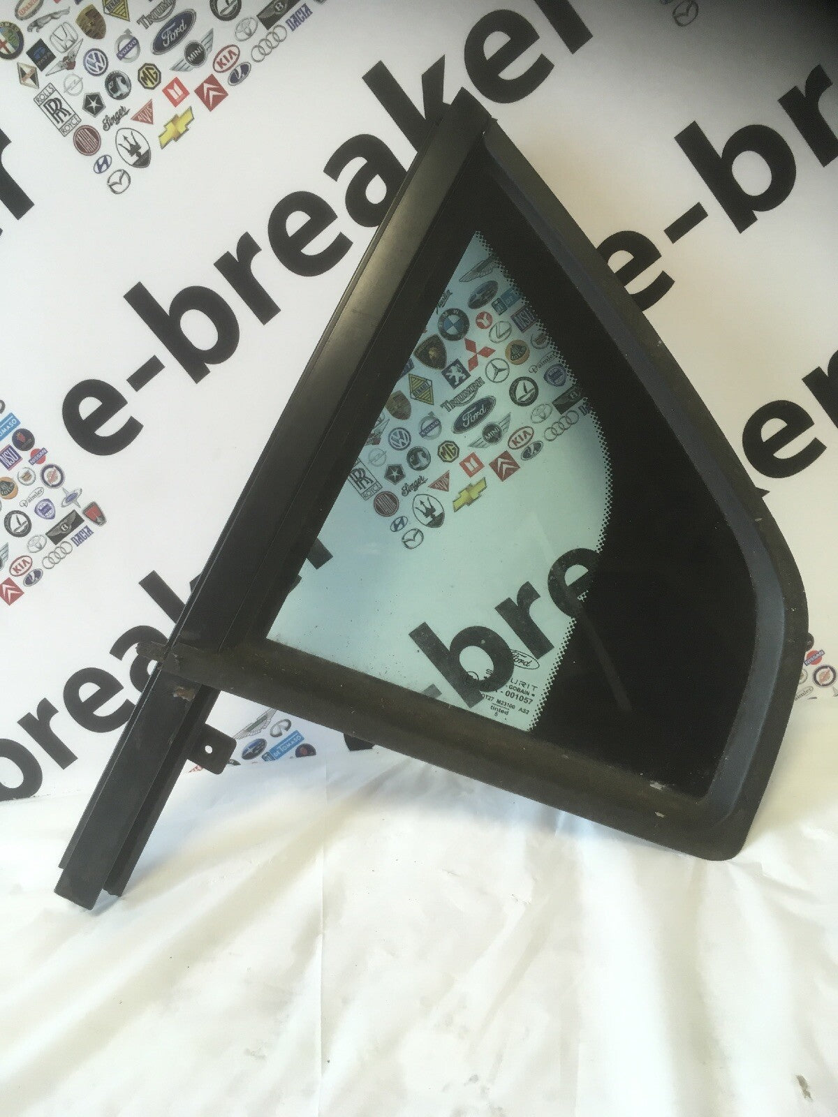 Quarter Light Window Glass Rear Left  Side From a Ford Mondeo MK3 20050