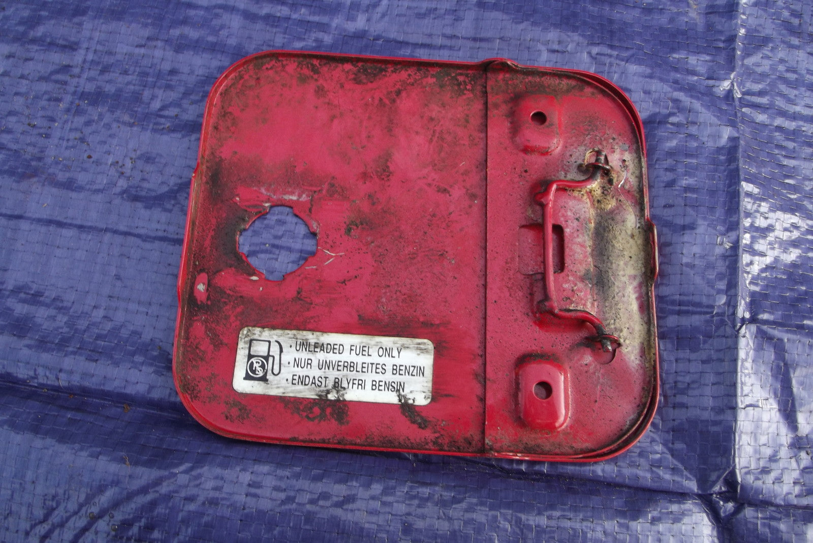 PETROL FUEL FLAP DOOR RED   from SUZUKI SWIFT 1.3 GLS  YEAR 20001