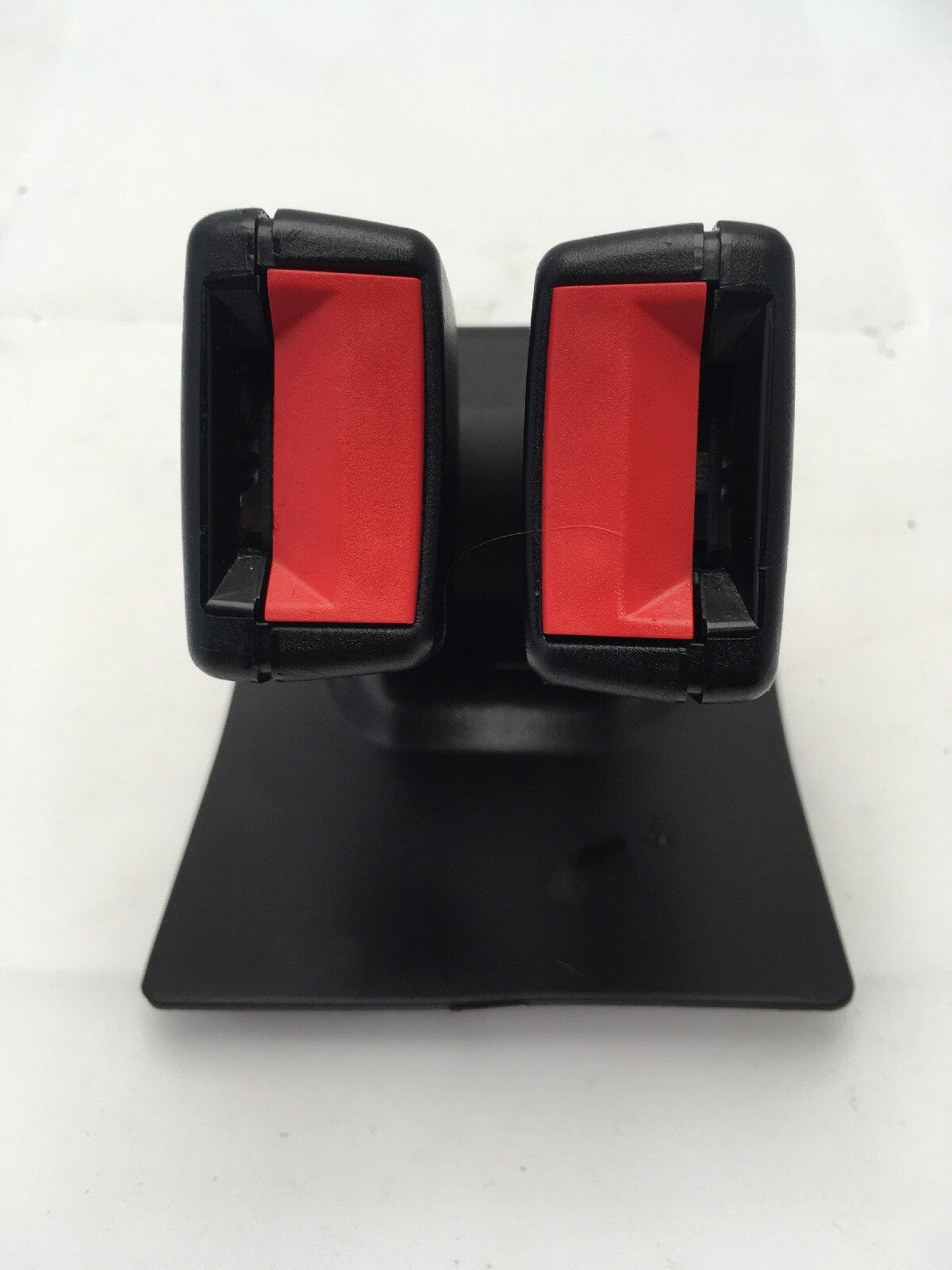 Rear Seat Belt Buckle  Double Clasp Clip 7055957 from a Mini R50 R52 R53 01-061