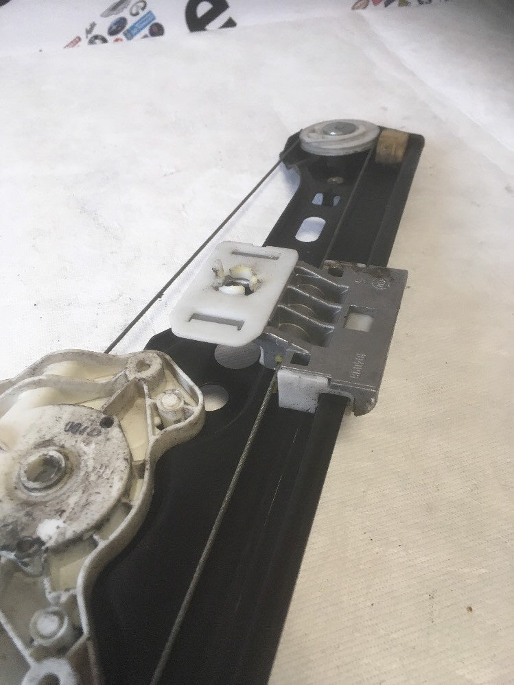 Window Regulator Rear Right Side From a Mercedes C Class W203 00-053