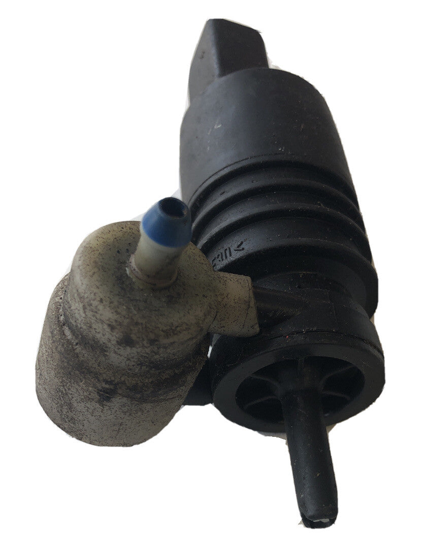 Washer Bottle Pump From a Porsche 955 Cayenne 01-062