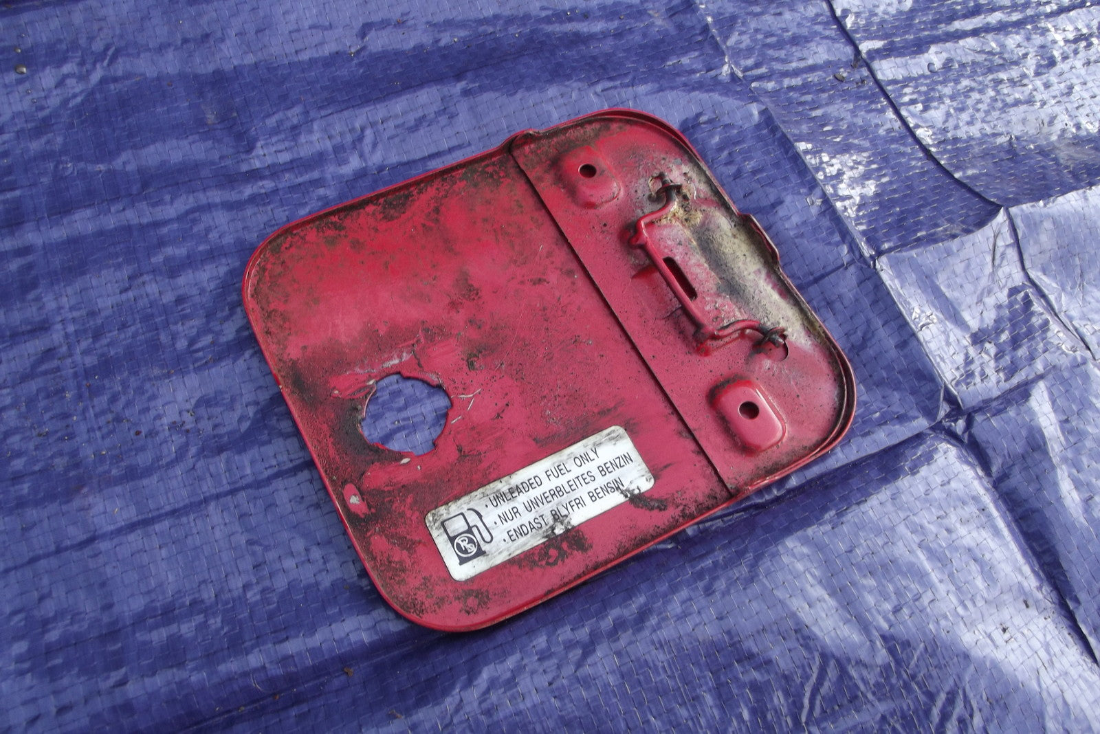 PETROL FUEL FLAP DOOR RED   from SUZUKI SWIFT 1.3 GLS  YEAR 20003