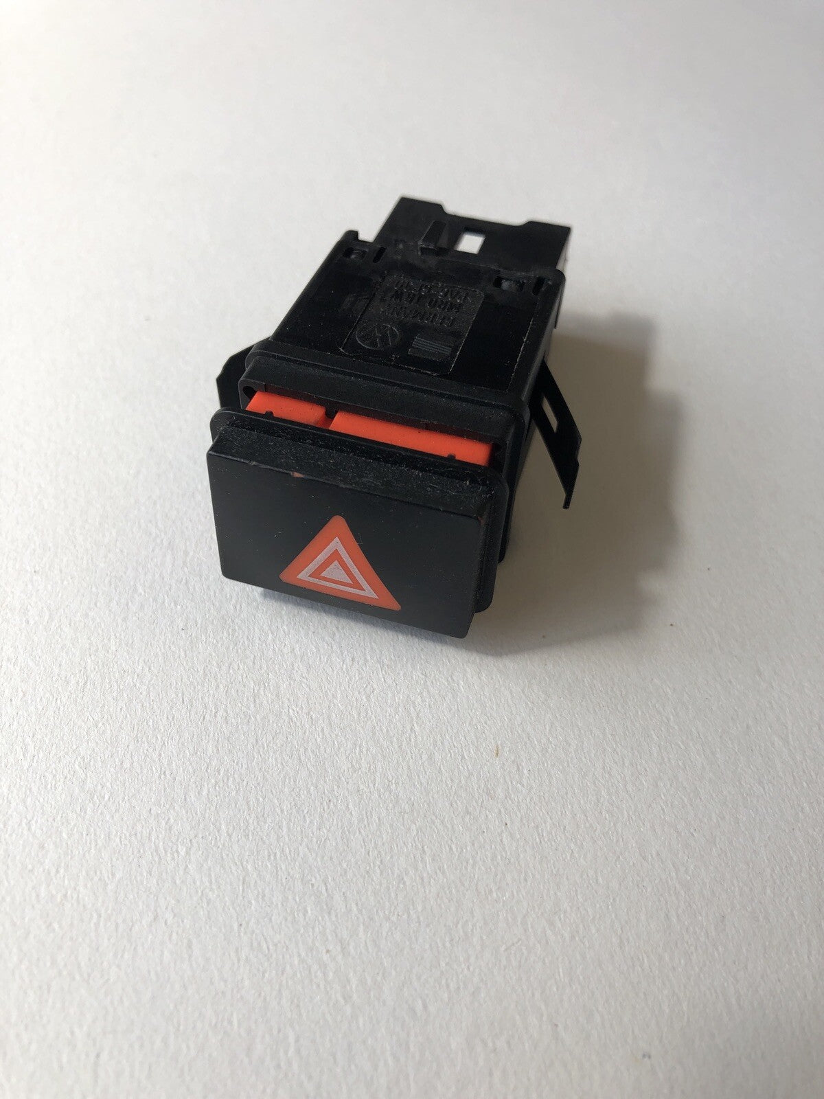 Hazard Warning Light Switch 7L5953235A from a Porsche 955 Cayenne 01-063