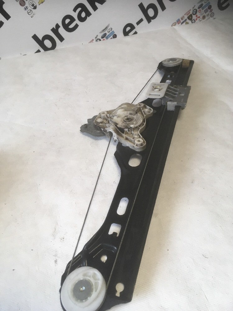 Window Regulator Rear Right Side From a Mercedes C Class W203 00-052