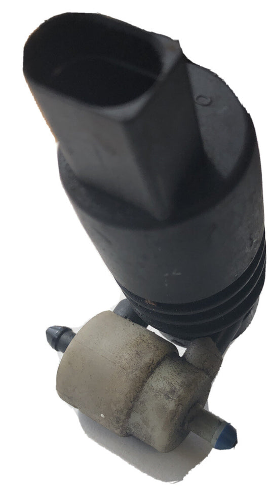 Washer Bottle Pump From a Porsche 955 Cayenne 01-060