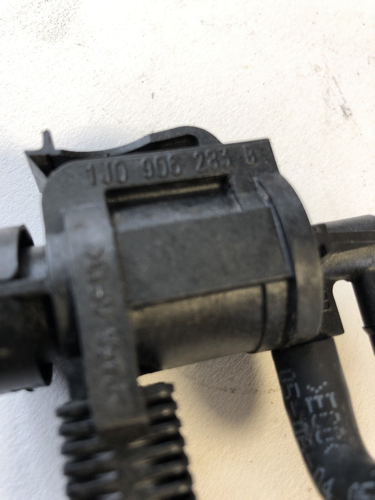 Vacuum Solenoid 1J0908283B from a Porsche 955 Cayenne 01-061