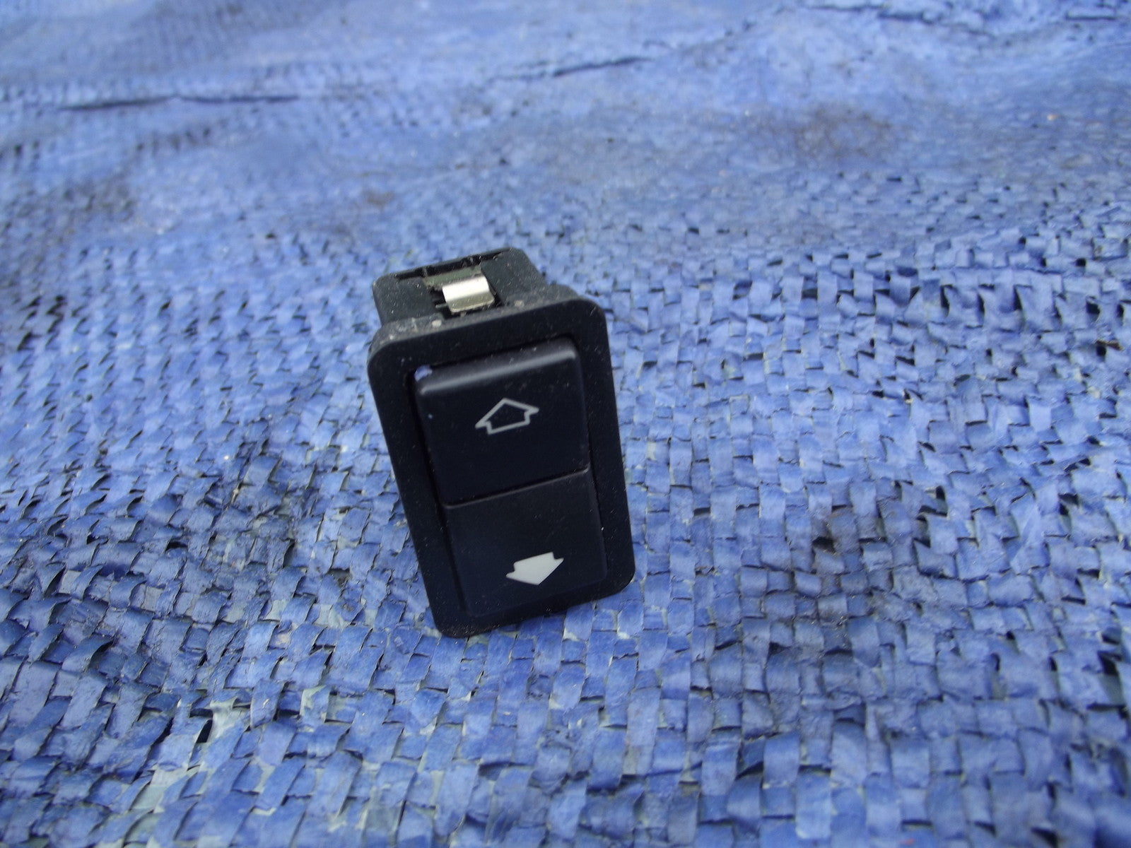 DOOR ELECTRIC WINDOW SWITCH 8368974 from a BMW E39 525 D 50