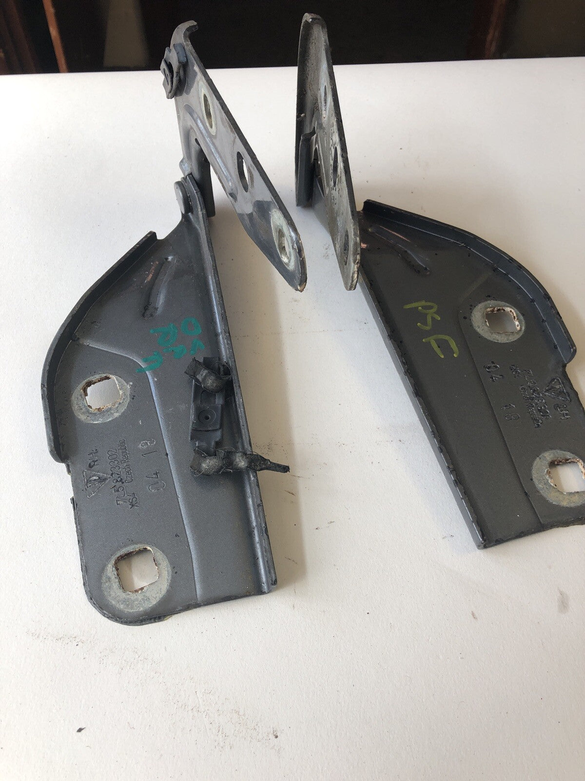 Bonnet Hinge Pair Grey Left & Right From a Porsche 955 Cayenne 01-061