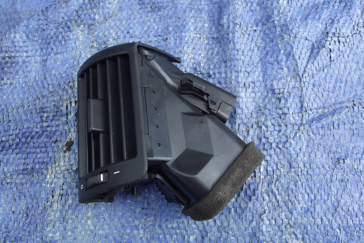 AIR VENT FRONT LEFT N/S 64228361897  from BMW E46 316 SE SALOON 19991