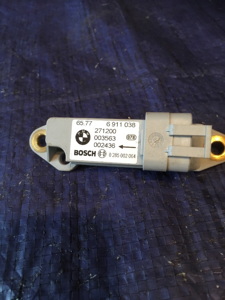 Airbag Side Impact Sensor 6911038 from a BMW E46 CI Coupe0