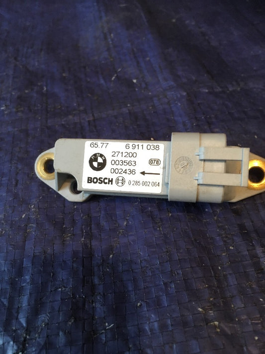 Airbag Side Impact Sensor 6911038 from a BMW E46 CI Coupe0