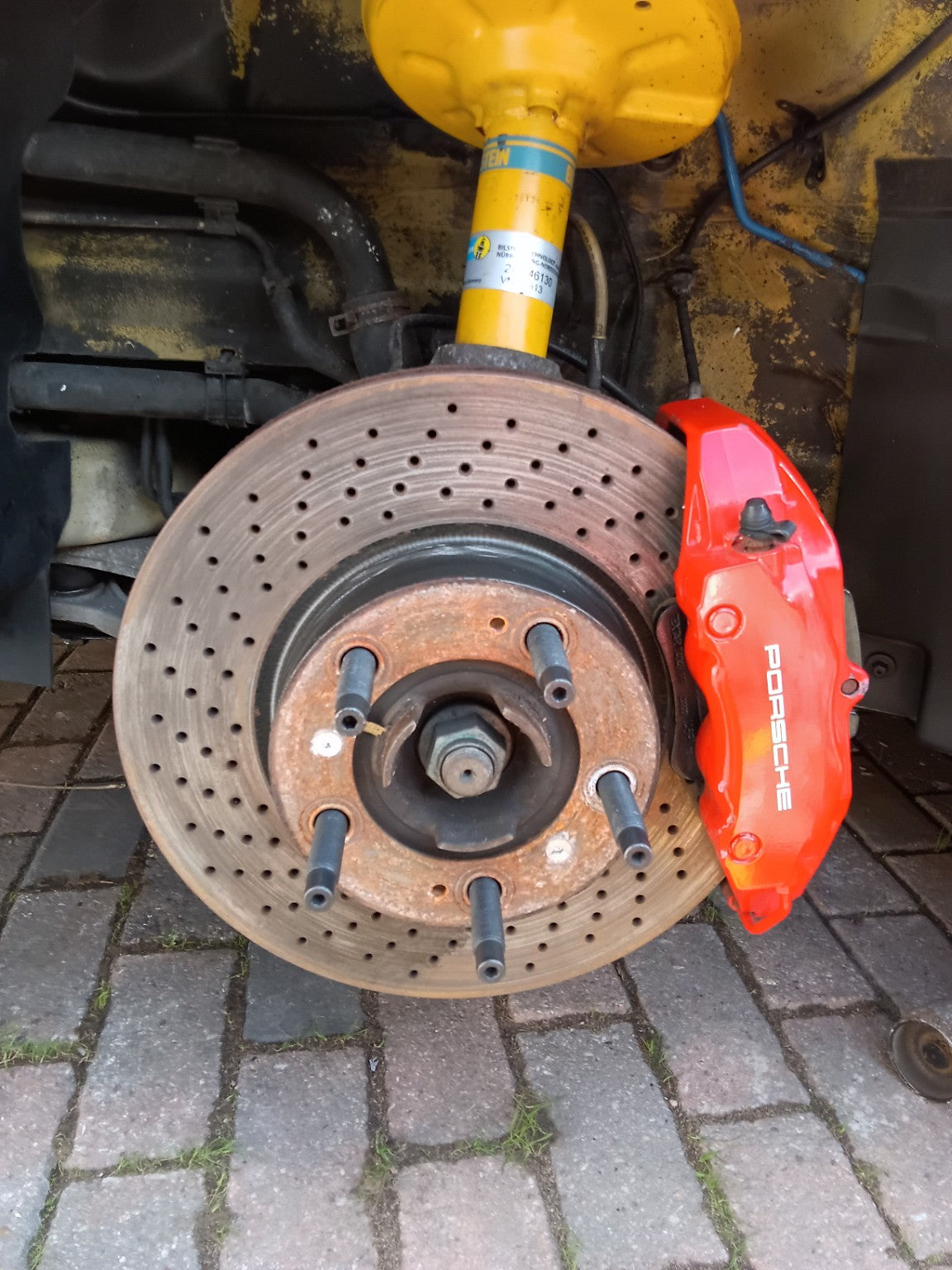 PSR9Line Porsche wheel studs installed in wheel hub with brake disc and caliper